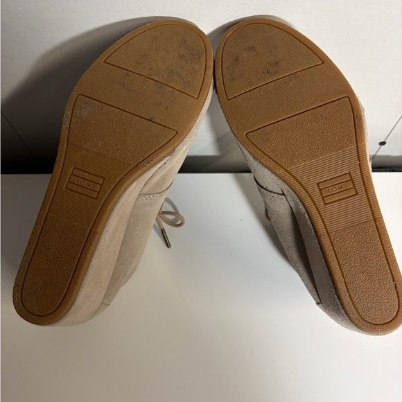 Toms Women's Taupe Lace-Up Wedges - Picture 13 of 13